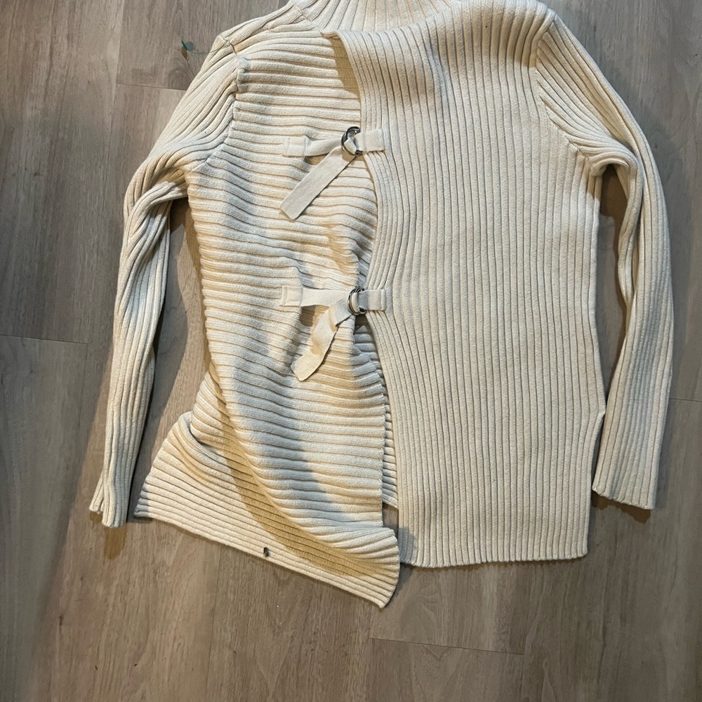 Off white sweater, M